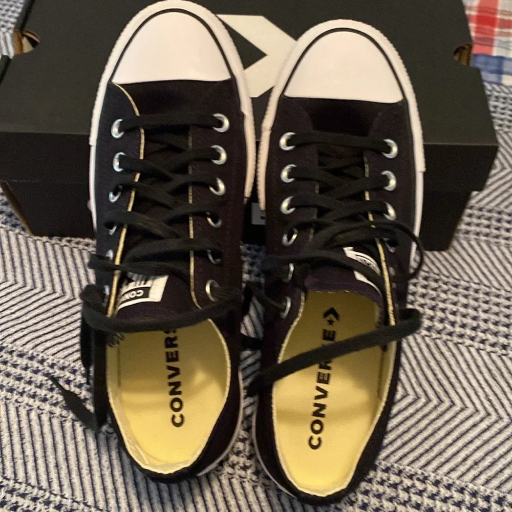 Ladies CONVERSE Platforms NWB size 8.5 - Picture 3 of 7